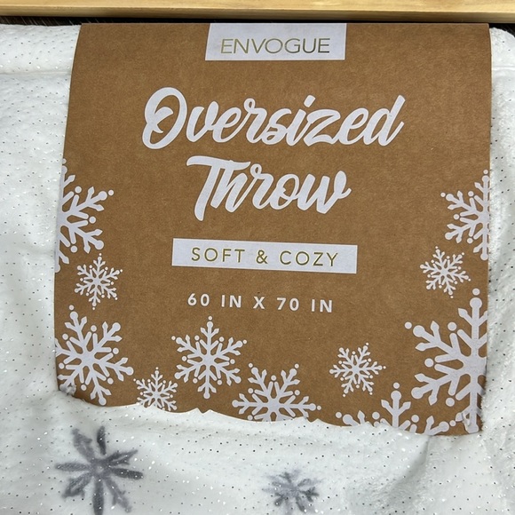 Envogue - ‘Sparkling Snowflakes ❄️’ plush throw. 60” x 70”. NWT. Firm! - Picture 3 of 3